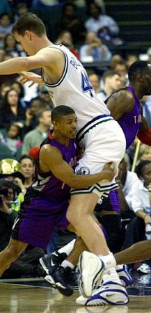 mugsy-bogues-shawn-bradley.jpg